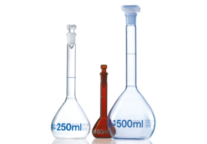 Drei BLAUBRAND® Messkolben von BRAND aus Borosilikatglas 3.3, darunter ein brauner Messkolben und ein PURprotect Messkolben