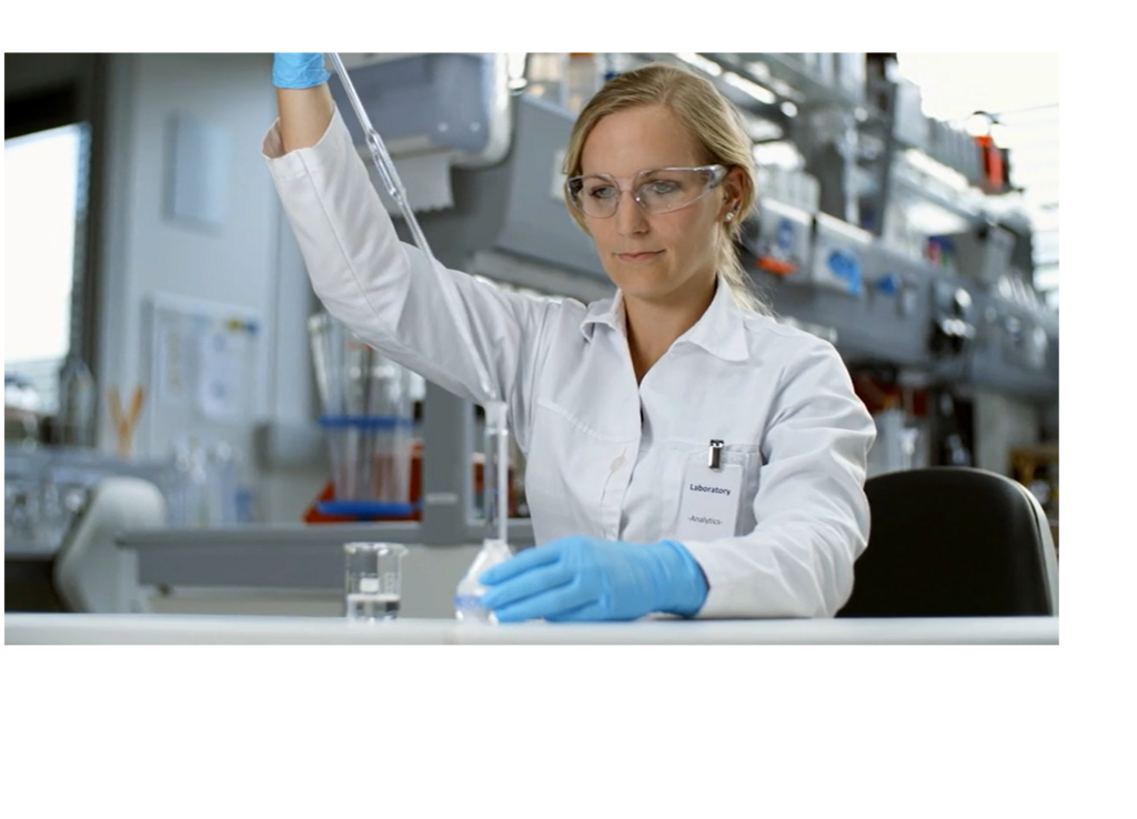 volume measurement with a pipette Technicien de laboratoire préparant un échantillon et effectuant une mesure précise du volume à l’aide d’une pipette.