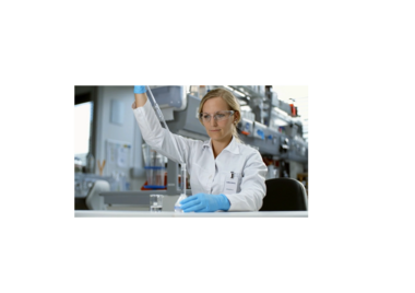 Laborantin bei der Probenvorbereitung und präzisen Volumenmessung mit einer Pipette
