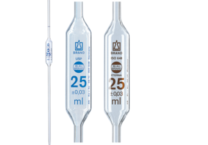 Zwei BRAND Vollpipetten mit 25 ml Volumen, BLAUBRAND® und ETERNA, für den präzisen Transfer von Flüssigkeiten