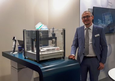 Mitarbeiter am ILMAC Messestand