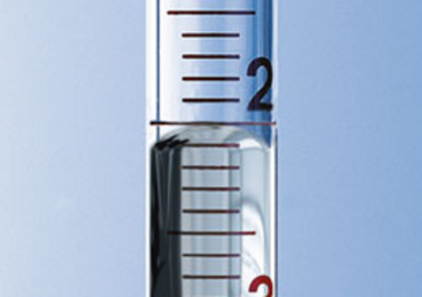 Imagen de un menisco convexo en una pipeta graduada