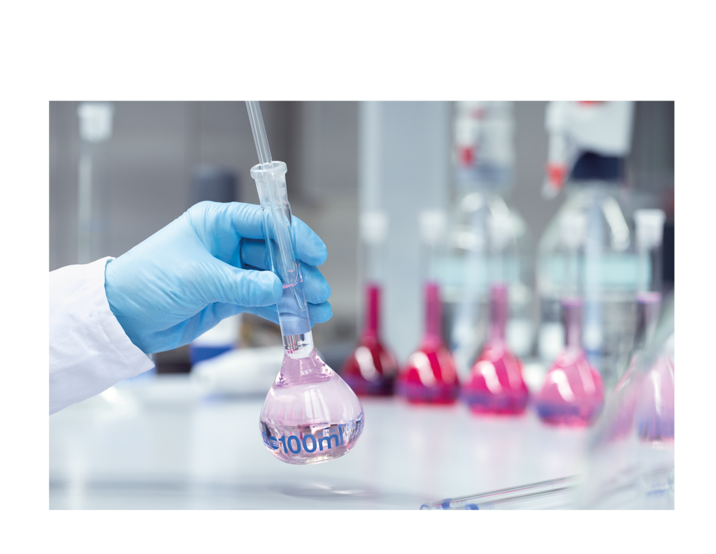 Fiole jaugée de 100 mL de BRAND remplie à l’aide d’une pipette.